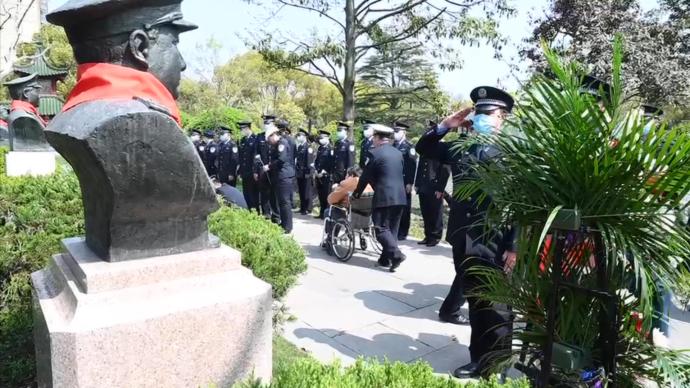 缅怀英烈祭忠魂：杨浦警方清明前夕追思奉献自我的两位英雄