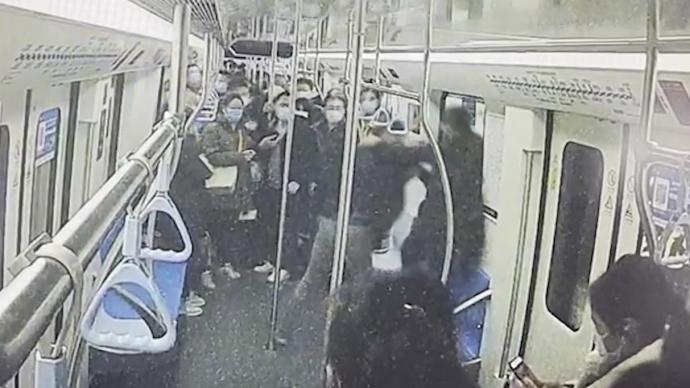 都下车了还竖中指挑衅，两乘客在地铁车厢内因拥挤上演全武行