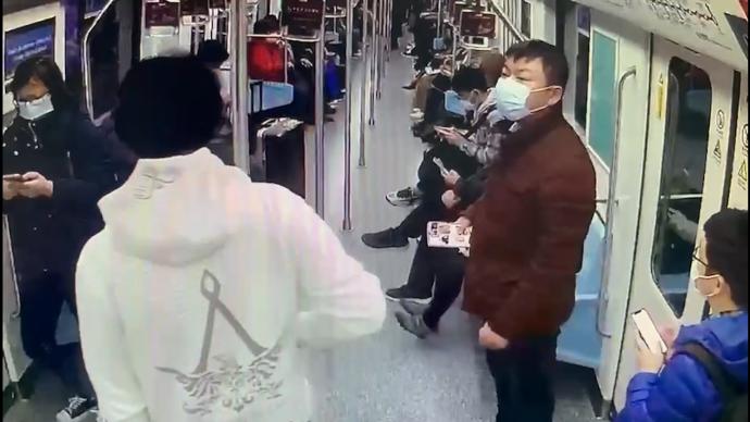 上海地铁内一男子手机外放声音，乘客劝阻未果反被掌掴