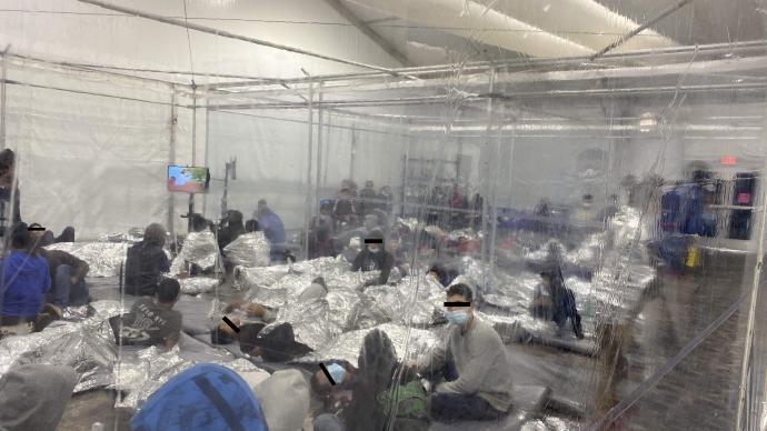 美墨边境“拘留中心”拥挤不堪！记者直呼“炼狱”