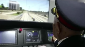 百岁退休火车司机生日当天兑现愿望：坐“复兴号”再模拟驾驶