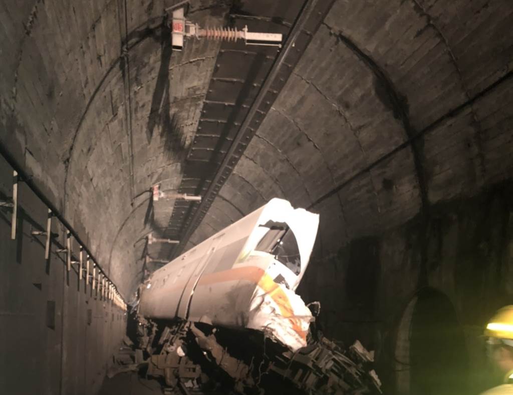 台铁列车出轨事故已致18死190人受伤 现场搜救结束--台湾频道--人民网