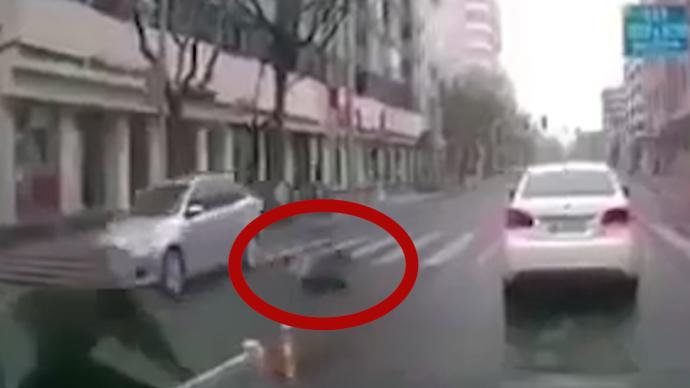 上海一中学生过斑马线被轿车撞翻，起身后一瘸一拐默默离开
