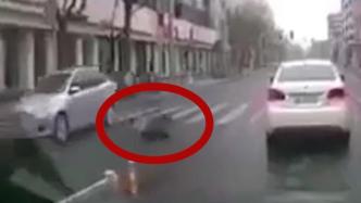 上海一中学生过斑马线被轿车撞翻，起身后一瘸一拐默默离开