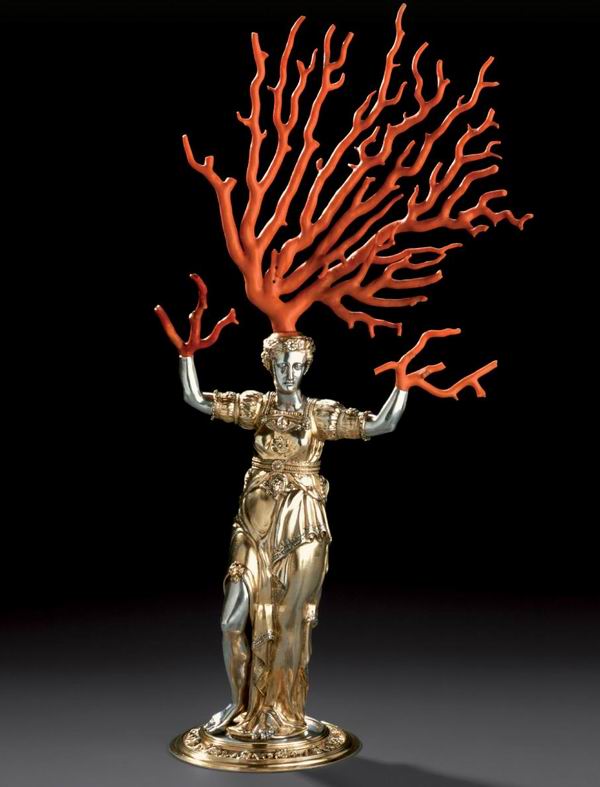 文泽尔∙雅姆尼策，《达芙涅小型雕像》，1570-1575年（该雕像的人体部分为银质镀金，人像头顶的月桂树枝用珊瑚模拟而成，底座嵌有多种珍奇矿石，此类结合了自然材料和人工技艺的精妙工艺品，为当时珍奇收藏风尚所青睐，亦是能工巧匠用来展示其高超技艺与奇异物质想象的绝佳契机）