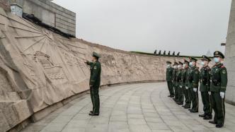 在上海市人民英雄纪念塔前，武警官兵们敬献鲜花缅怀先烈