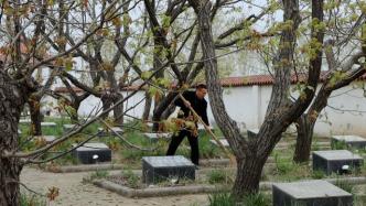 兒子繼承父親遺愿，兩代人守護(hù)102位無名烈士墓近50年