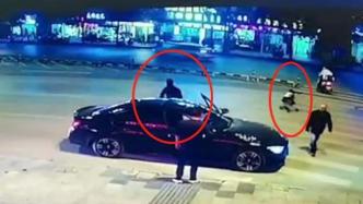 小伙沖入車流接住嬰兒車：我的心一下子提到了嗓子眼