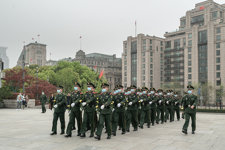 4月3日早上，30余名上海武警来到人民英雄纪念塔缅怀先烈。汪仁猛 图.jpg