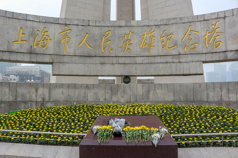 4月3日早上，武警官兵、学生、市民等在人民英雄纪念塔前敬献鲜。陈悦 图.jpg