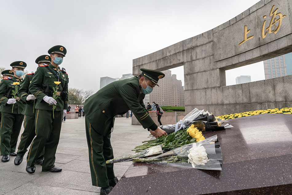 武警官兵们敬献鲜花。汪仁猛 图.jpg