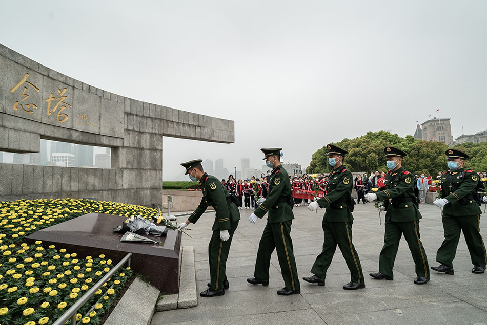 武警官兵们依次敬献鲜花。汪仁猛 图.jpg