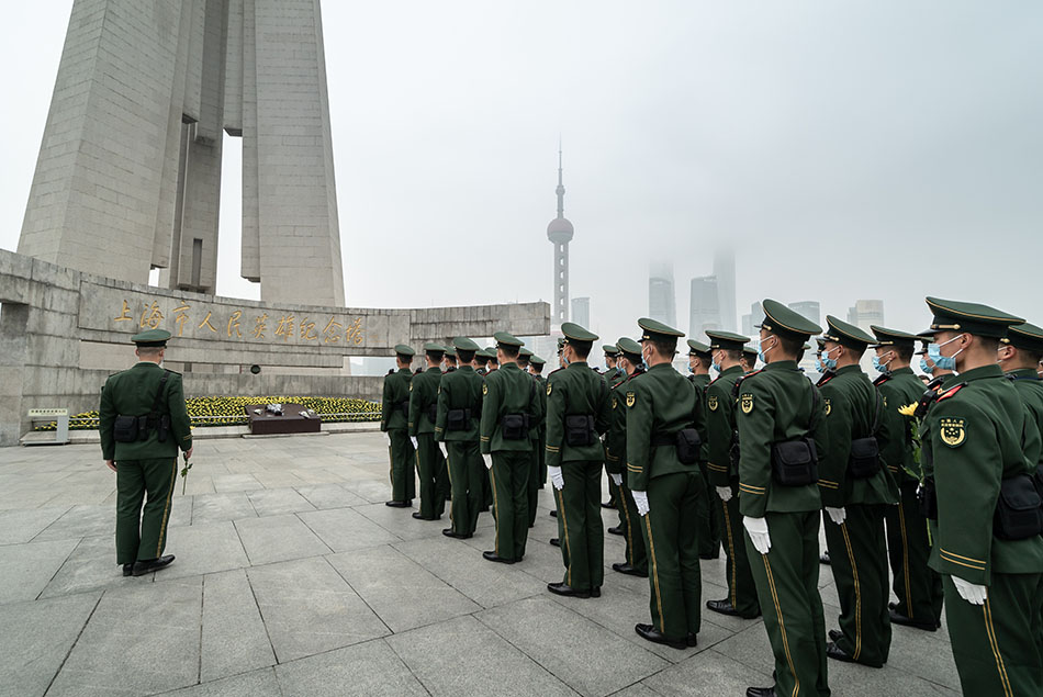 武警官兵在人民英雄纪念塔缅怀先烈。汪仁猛 图.jpg