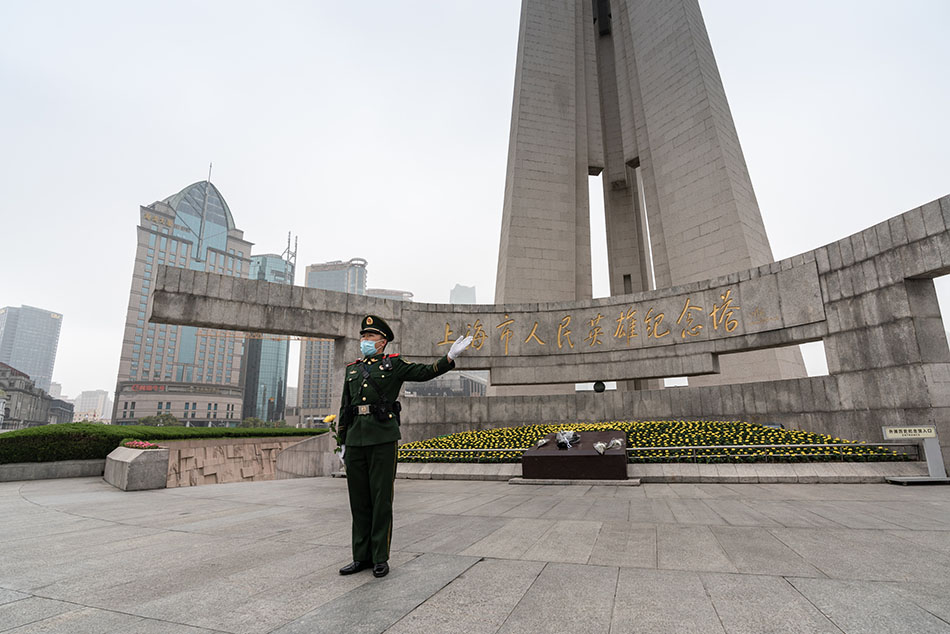 武警上海总队执勤第四支队的党史讲解员石敬喆讲述革命故事。汪仁猛 图.jpg