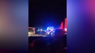 沈海高速盐城段车祸已致11人死亡：货车穿越护栏撞翻大客车