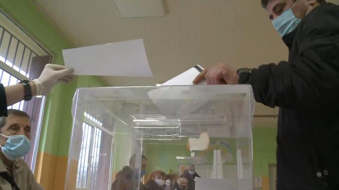 保加利亚举行议会选举，为隔离中的选民设置单独投票站