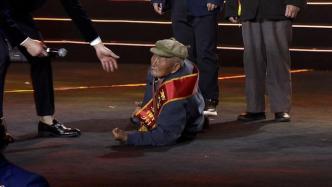 颁奖典礼上，93岁抗美援朝老兵演示匍匐前进