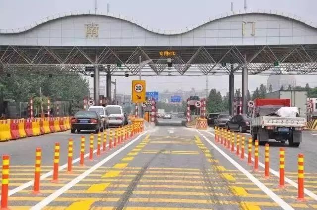 2006年，沪嘉高速公路开通了ETC专用车道。 “上海交通”微信公号 图