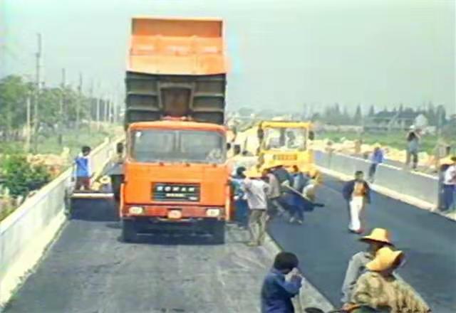 1988年，沪嘉高速公路沥青铺设。 受访者供图