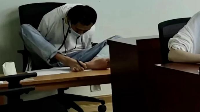 考場用腳寫字,無臂少年考上同濟大學法學院研究生