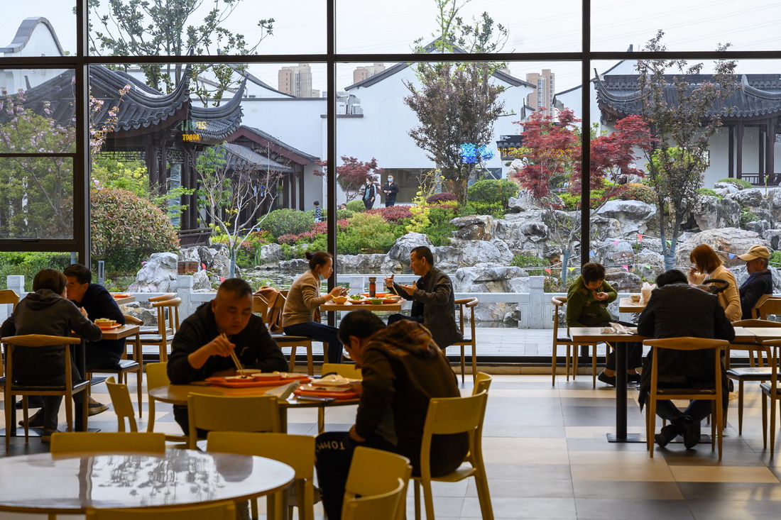 2021年4月6日，阳澄湖服务区，旅客在风景如画的餐厅内用餐。澎湃新闻记者 孙湛 图