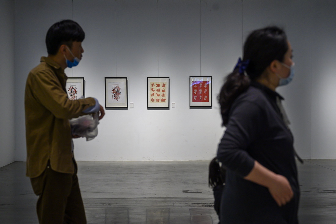 2021年4月6日，阳澄湖服务区，旅客在服务区内的非遗文化艺术中心参观。澎湃新闻记者 孙湛 图