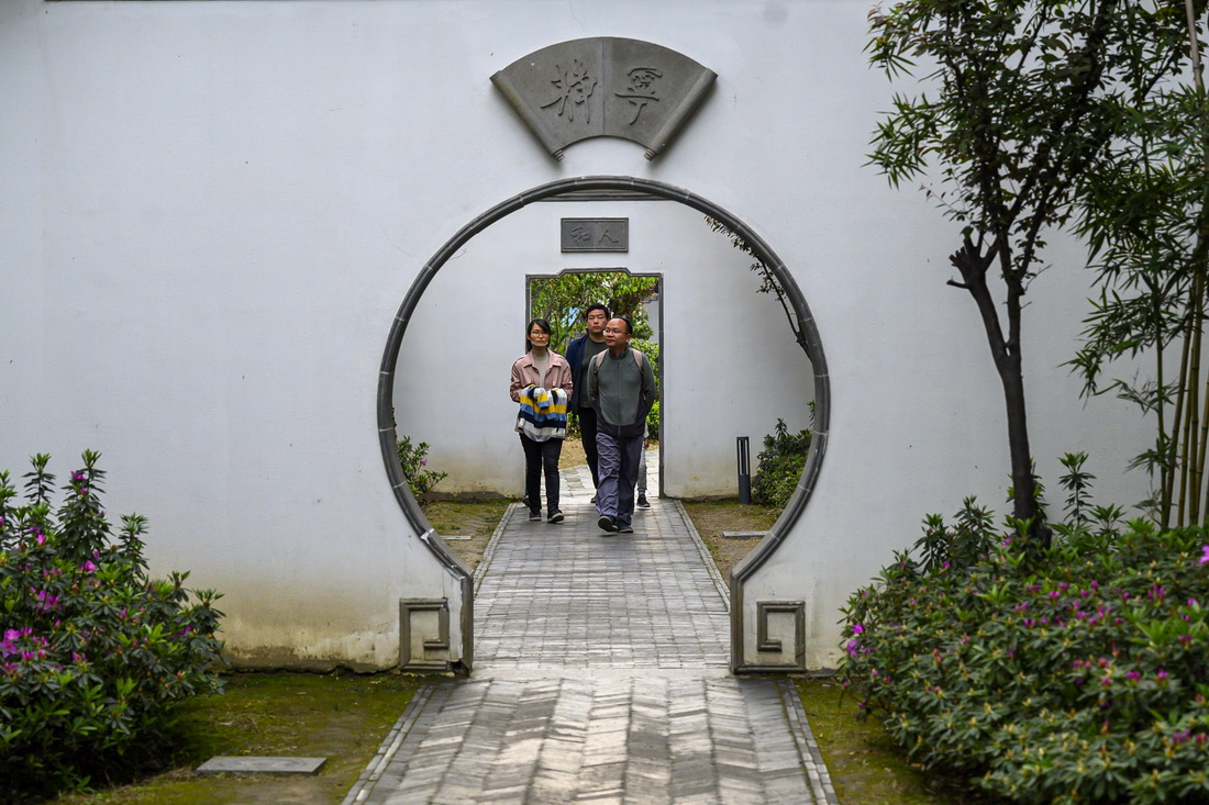 2021年4月6日，旅客在阳澄湖服务区内参观园林景观。澎湃新闻记者 孙湛 图