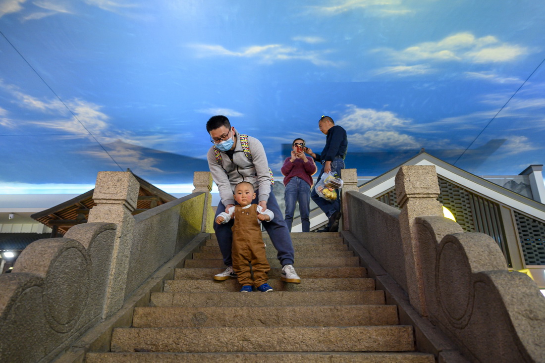 2021年4月6日，阳澄湖服务区，游客带着孩子在桥上玩耍。澎湃新闻记者 孙湛 图
