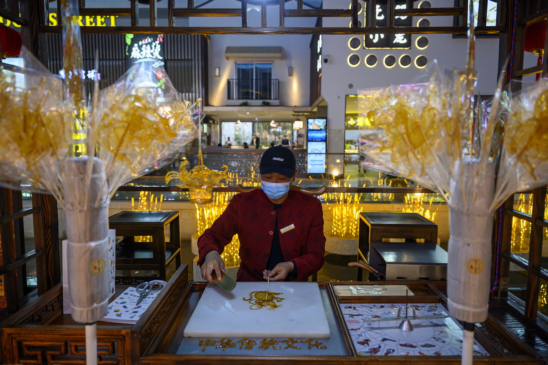 2021年4月6日，阳澄湖服务区，制作糖画的摊位。澎湃新闻记者 孙湛 图