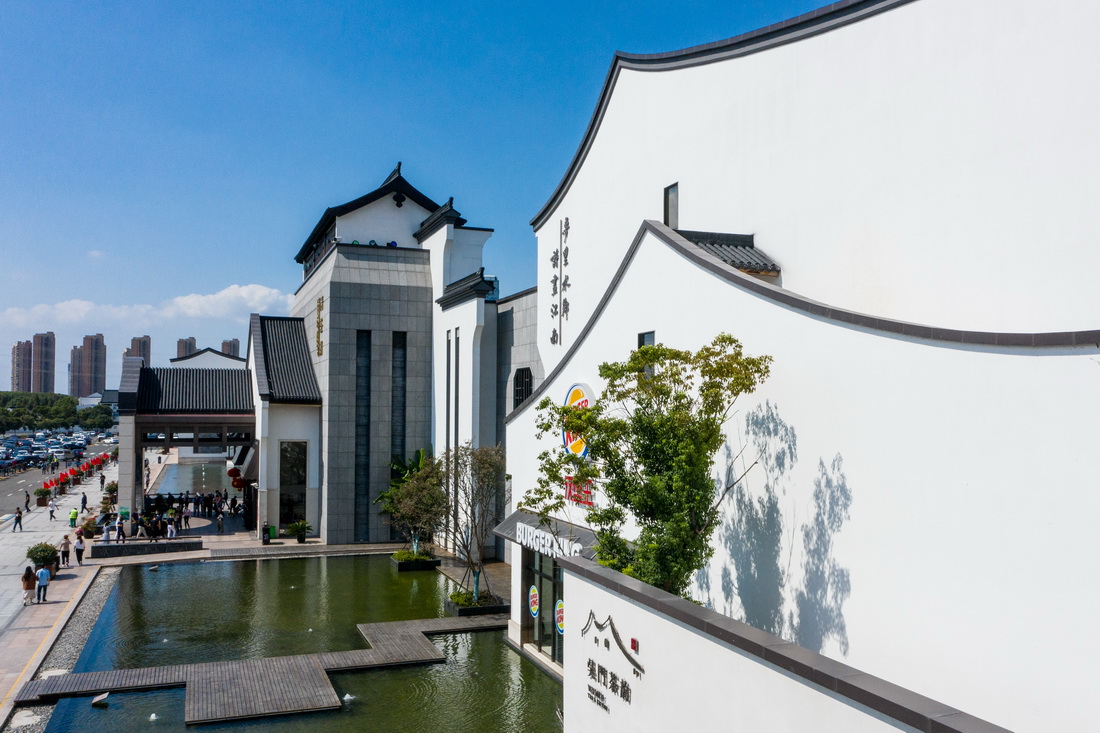 阳澄湖服务区主体大楼外立面整体采取了水乡水墨画的抽象线条。新华社 资料图