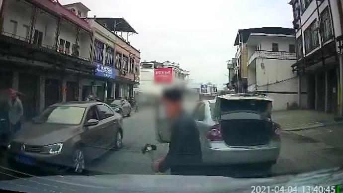 一聲鳴笛引男子瘋狂砸車,警方介入調查