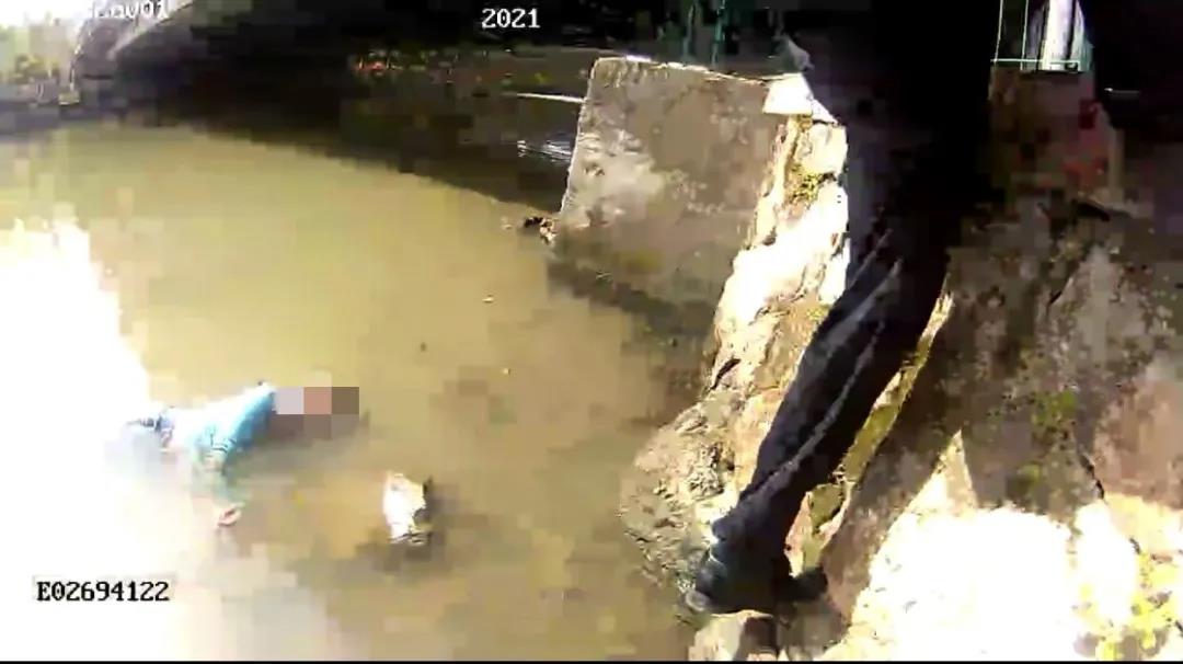 轻生女子在河面上漂浮着。本文图均为 杭州市公安局下城区分局 图