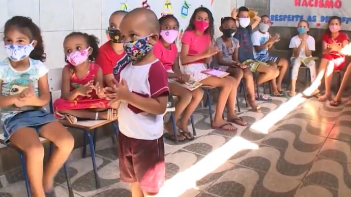 巴西贫民窟举办读书俱乐部，鼓励儿童坚持阅读