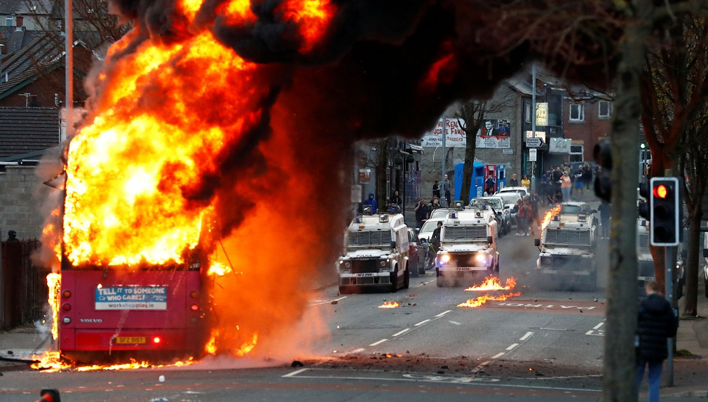 英国北爱尔兰再次爆发骚乱:民众怒烧公交,40多名警察受伤