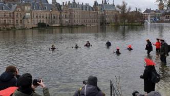 资金短缺学术环境“水深火热”，荷兰高校教授下湖抗议