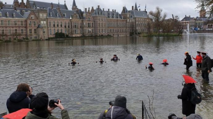 资金短缺学术环境“水深火热”，荷兰高校教授下湖抗议