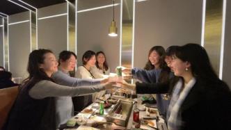武汉解封一周年，30名本地抗疫医护相聚曾送“爱心餐”饭店