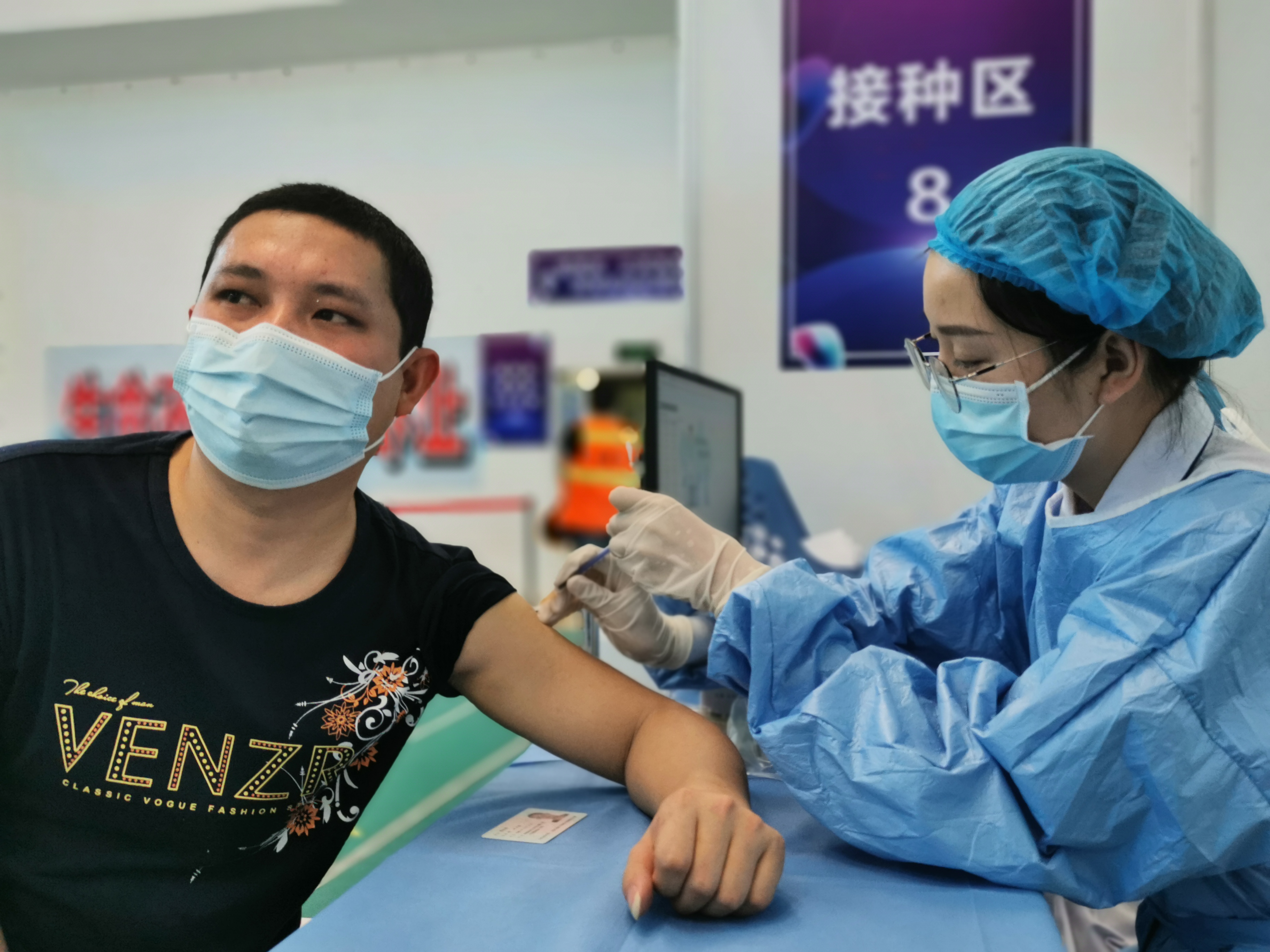接种新冠疫苗。来自深圳市卫健委