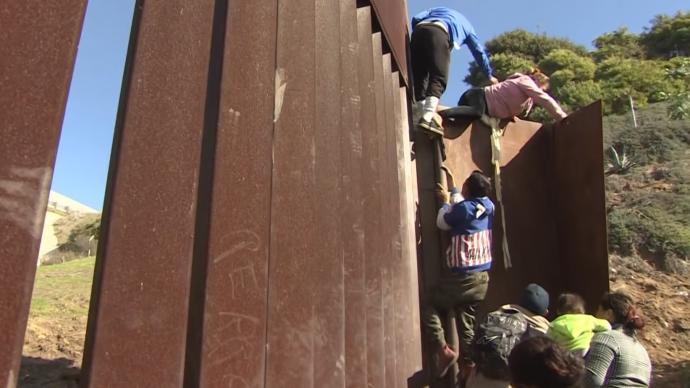 美媒：拜登政府或继续修建美墨边境墙以应对移民危机
