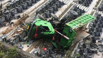 温州一工程车翻倒跌入墓区，数个坟墓损毁严重