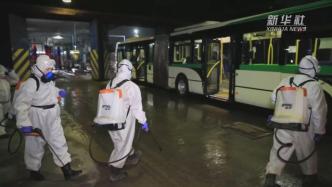 哈萨克斯坦疫情反弹，首都公交车进行大规模消毒