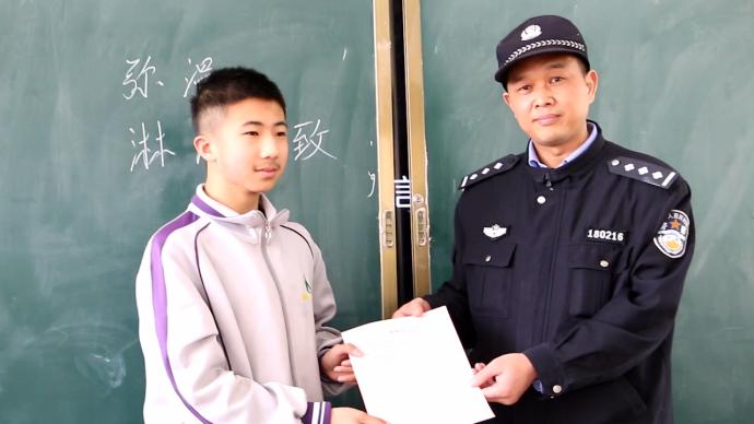 学生捡到手机后报警，民警送表扬信到学校