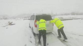 春季降雪，新疆克州交警帮助抛锚车脱困