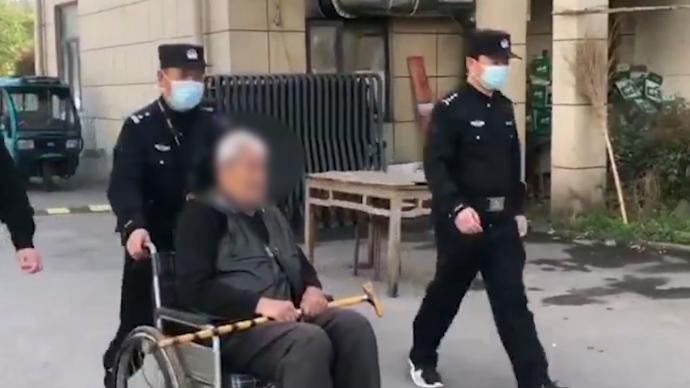 老人迷路,民警推著輪椅一路尋訪送回家