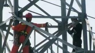 男子与妻子吵架后爬上70米高压电塔，消防冒着生命危险救援