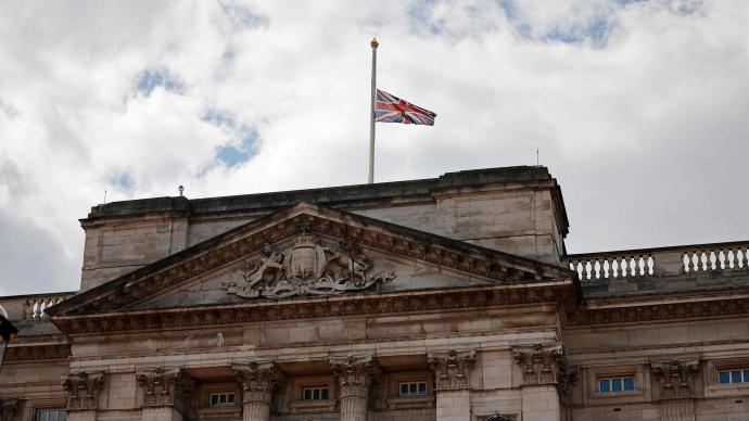 英首相发表悼念讲话唐宁街10号与白金汉宫降半旗致哀