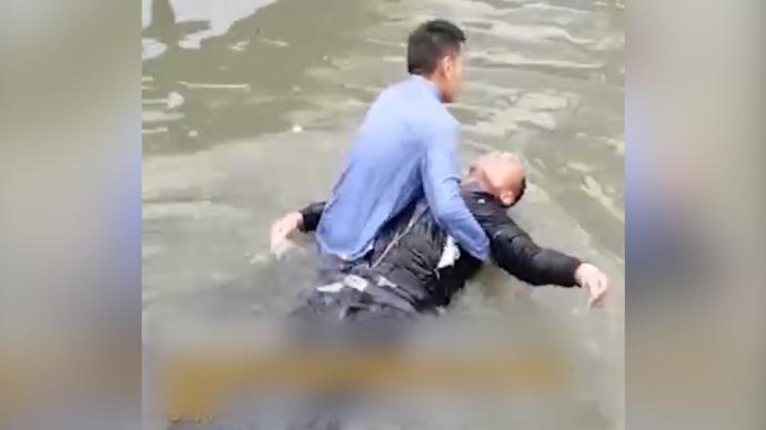 发现群众落水，休假海军战士跳入河中施救