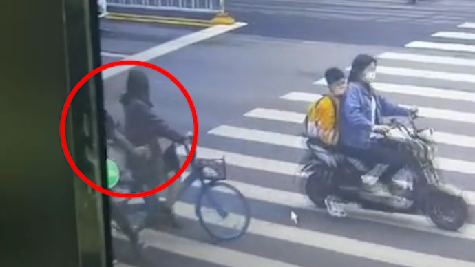 女子骑单车一公里途中手机消失，民警查监控发现小偷