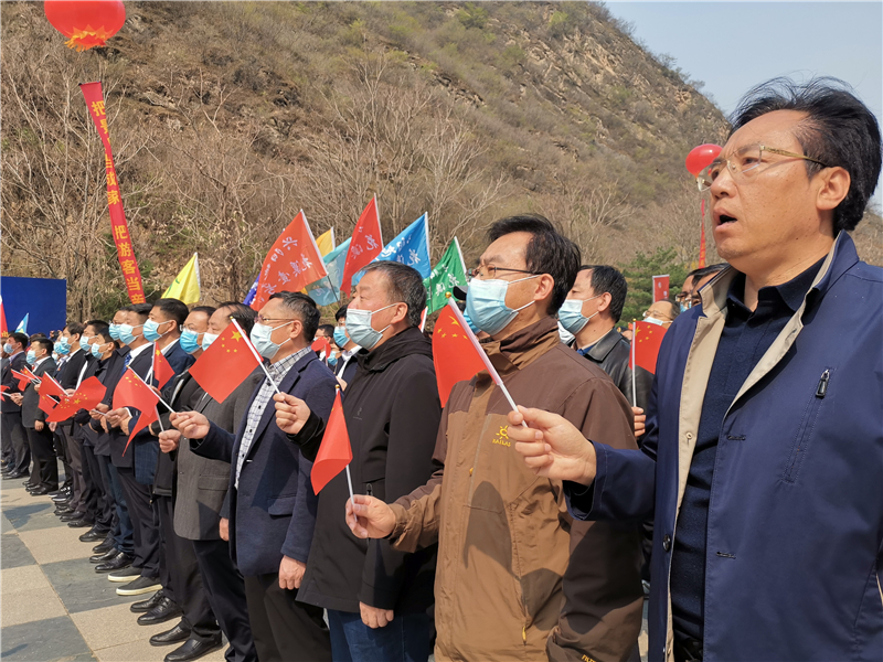 图为开山节活动现场，千人同唱《没有共产党就没有新中国》。 
