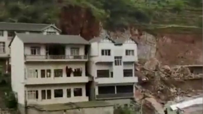 云南镇雄县山体滑坡致房屋被摧毁，官方称伤亡正在了解